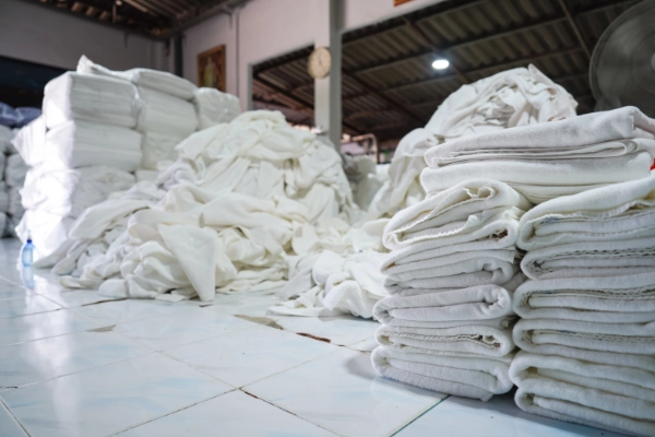 Commercial Laundry Waiting At Facility 600X400